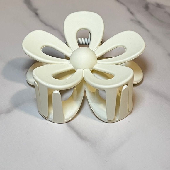 Milky White Cream Women's Fashion Flower Retro Hair Claw Clip - Picture 3 of 5